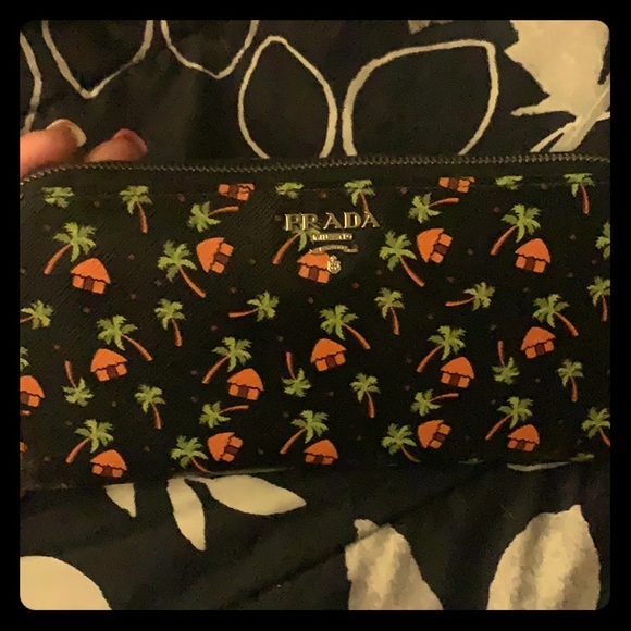 Prada wallet - Picture 1 of 4